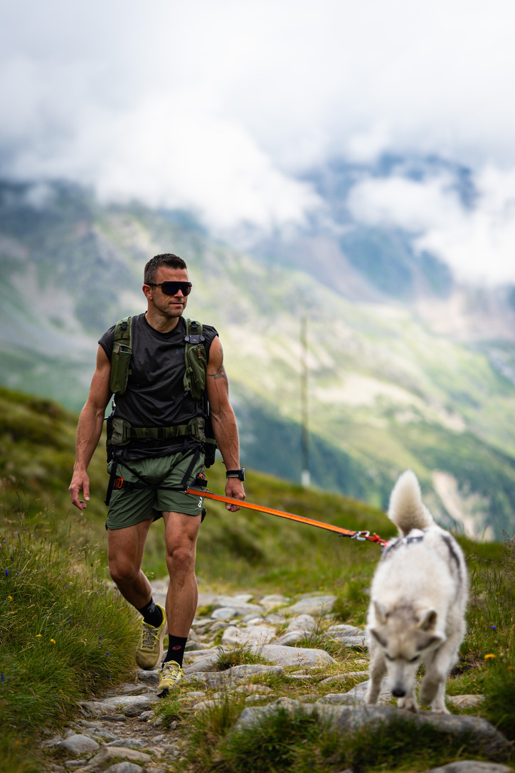 Patrik Widell vandrar i fjällmiljö med hund.